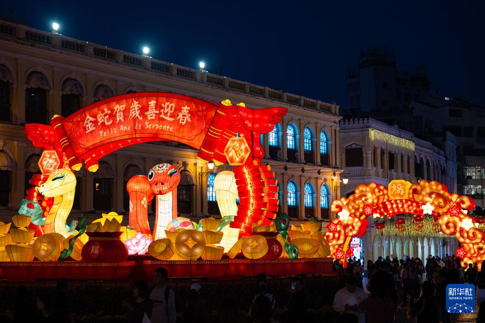 澳门：金蛇贺岁喜迎春 节庆灯饰点亮街巷