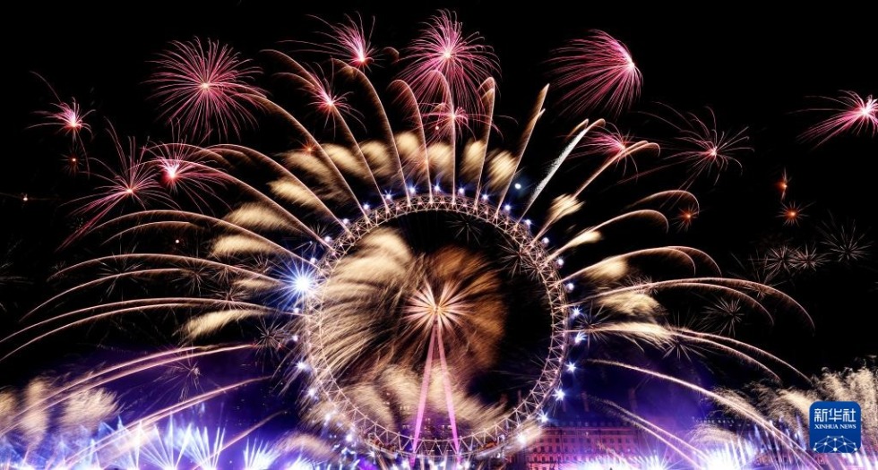 2024年1月1日凌晨，新年焰火在英国伦敦的伦敦眼上空绽放。新华社记者 李颖 摄