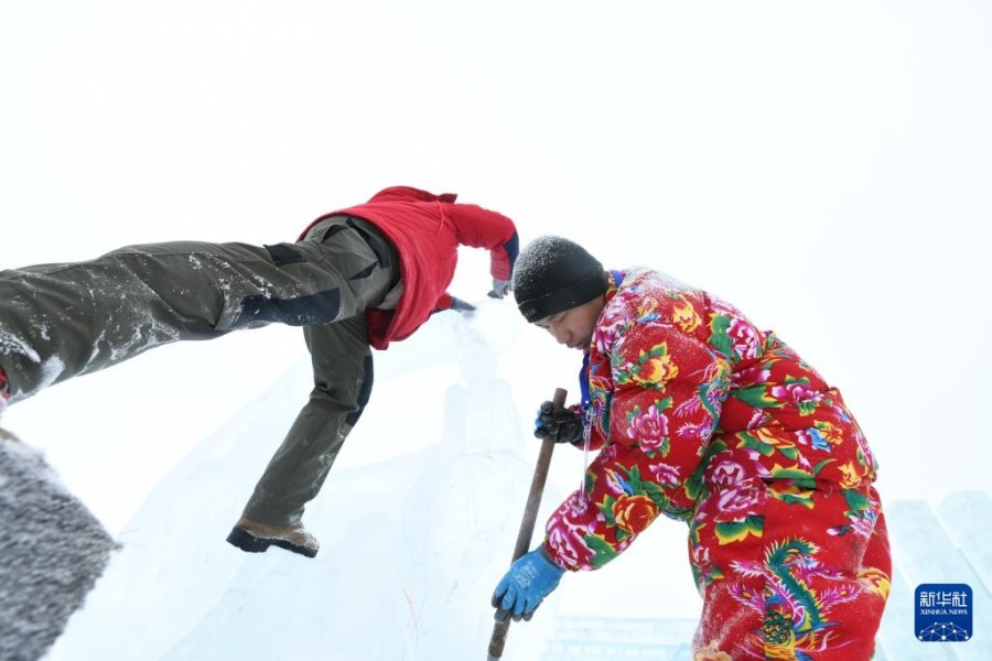 1月3日，参赛选手在进行冰雕创作。新华社记者 王松 摄