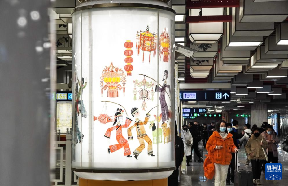 这是平安里地铁站内的中国传统皮影戏走马灯灯柱（1月20日摄）。
