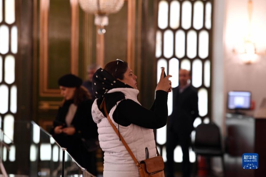 12月20日，游客在伊朗德黑兰尼亚瓦兰宫参观。新华社记者 沙达提 摄