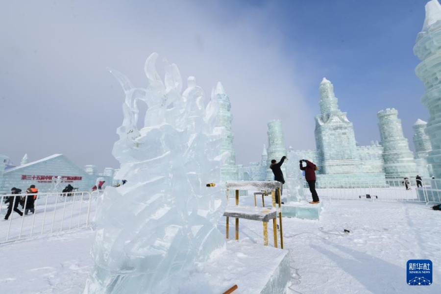 1月3日，参赛选手在进行冰雕创作。新华社记者 王松 摄