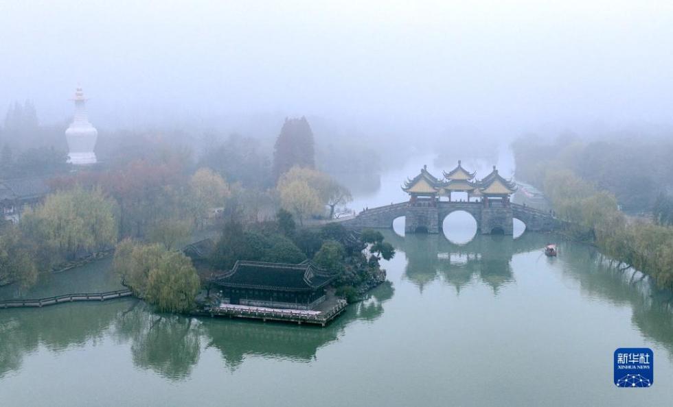 12月14日拍摄的江苏扬州瘦西湖风景区雾景（无人机照片）。　新华社发（孟德龙摄）