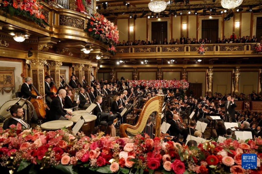 1月1日，维也纳爱乐乐团在奥地利维也纳金色大厅新年音乐会上演奏。新华社发（维也纳爱乐乐团供图，迪特·纳格摄）