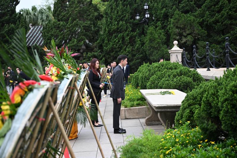 马英九率台湾青年瞻仰黄花岗七十二烈士墓园