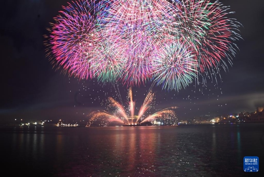 2024年1月1日凌晨，新年焰火在马耳他瓦莱塔上空绽放。新华社发（乔纳森·博格摄）