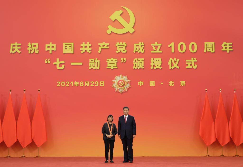 习近平总书记同人民教师在一起