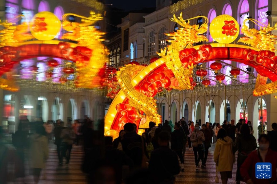 1月29日，市民在澳门议事亭前地观赏春节灯饰。新华社记者 张金加 摄