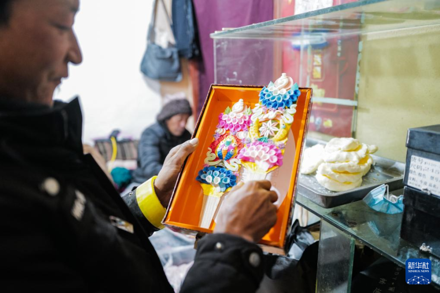 在拉萨八廓商城，制作完成的酥油花被放进盒中存放（2月7日摄）。