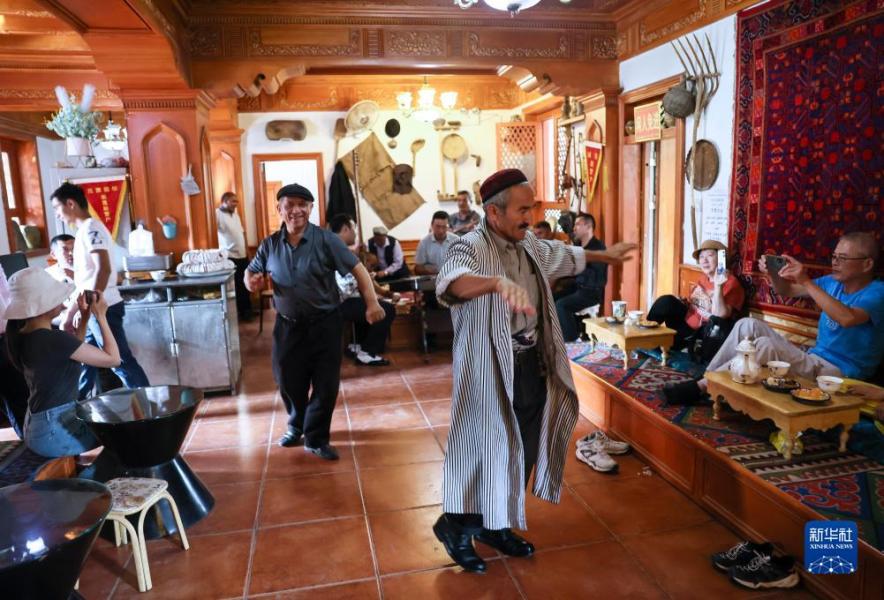 新疆喀什古城百年老茶馆内，演员为游客表演舞蹈（9月7日摄）。新华社记者 兰红光 摄