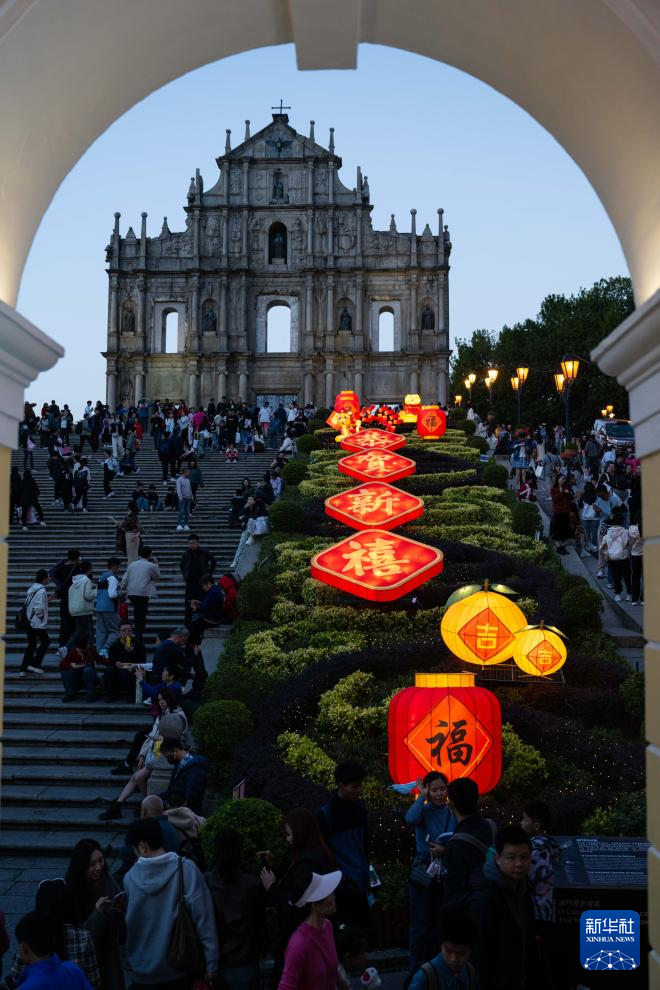 澳门：金蛇贺岁喜迎春 节庆灯饰点亮街巷