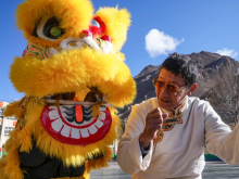 西藏：狮舞高原 弘扬团结精神