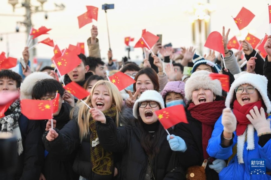 1月1日晨，北京天安门广场举行隆重的升国旗仪式。这是观众在升旗仪式结束后欢呼。新华社记者 陈钟昊 摄
