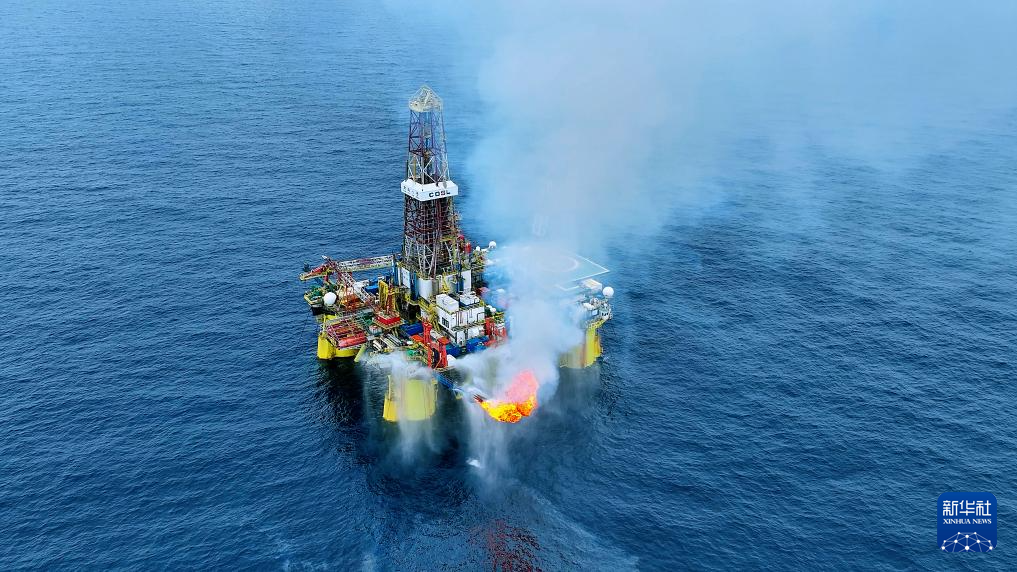 新华社发"南海八号"钻井平台在开平南油田探井进行产量测试(2023年7月