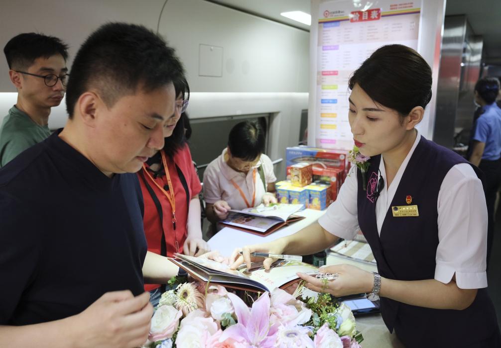 京港、沪港夕发朝至高铁开通 密切香港与内地联系