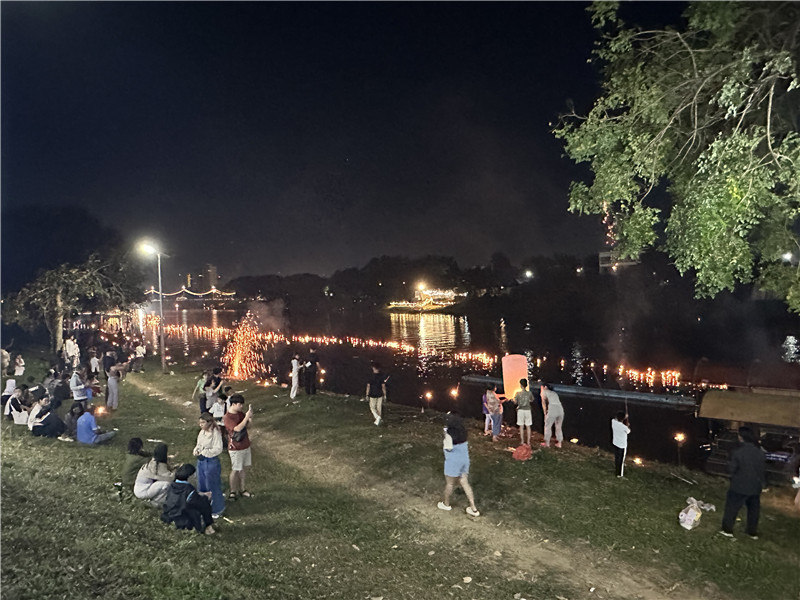 泰国各地举办盛大水灯节活动