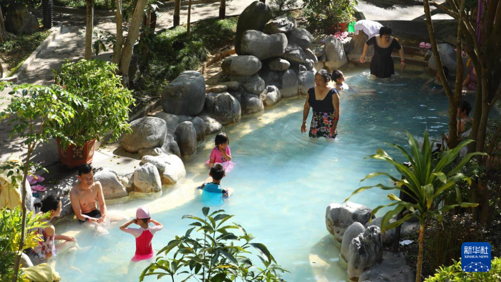 1月7日，云南腾冲市清水镇，游客在露天温泉中洗浴。 新华社发（龚祖金 摄）