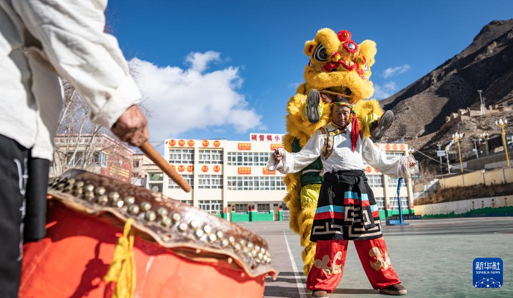 西藏：狮舞高原 弘扬团结精神