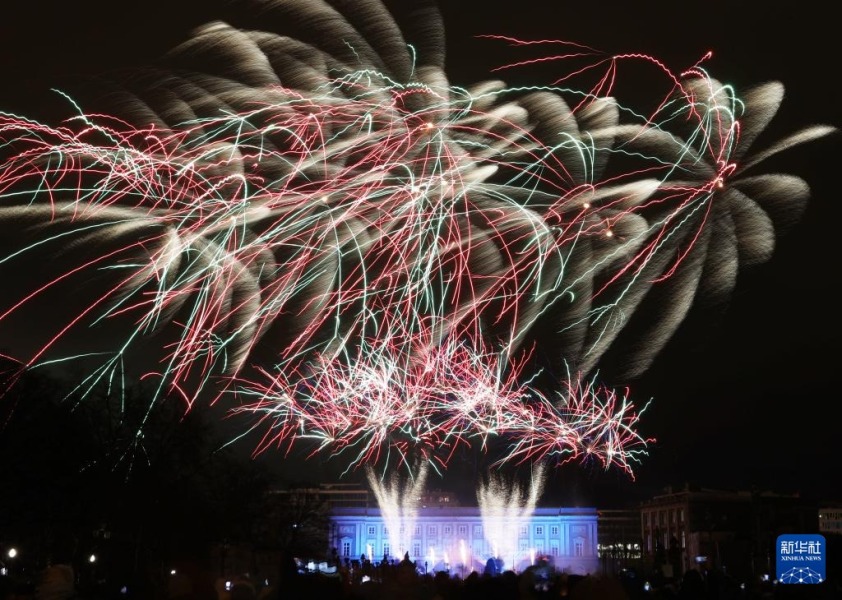 2024年1月1日凌晨，新年焰火在比利时布鲁塞尔上空绽放。新华社记者 赵丁喆 摄