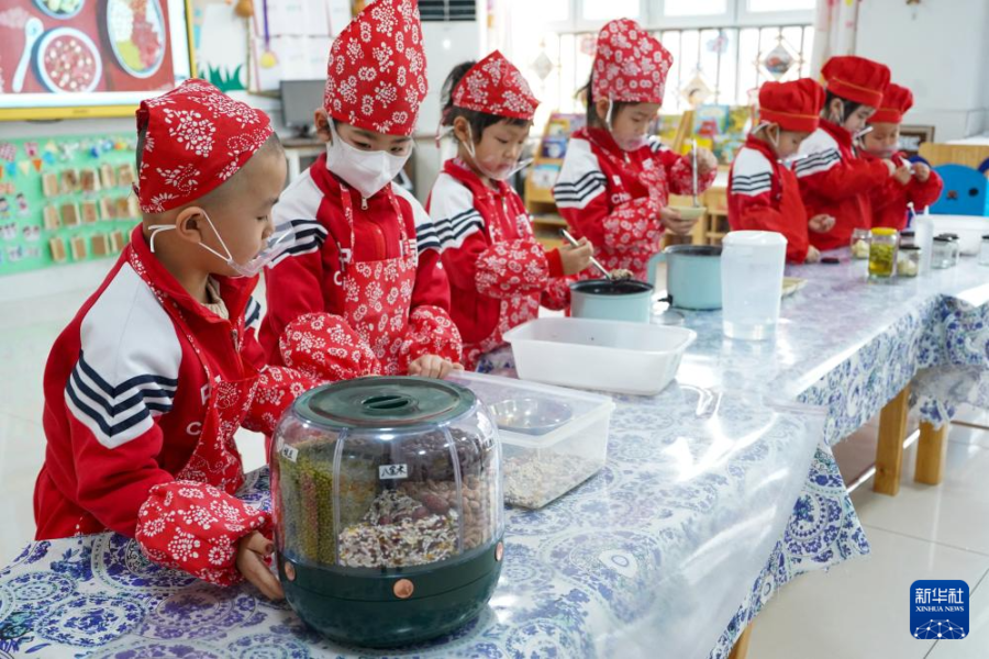1月17日，河北省唐山市丰南区群立幼儿园的小朋友在体验制作腊八粥。新华社发 （李秀清摄）