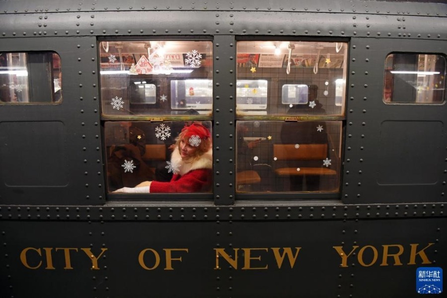 12月2日，在美国纽约，人们乘坐“怀旧地铁”专列。新华社记者 李睿 摄