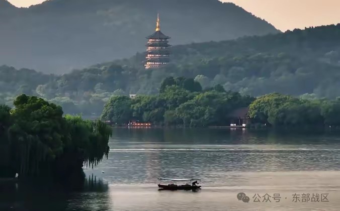 东部战区公布全程跟监美、荷、加、澳、德等国军舰过航台湾海峡画面