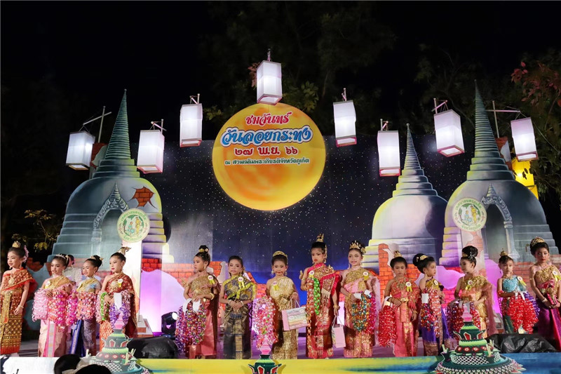 泰国各地举办盛大水灯节活动
