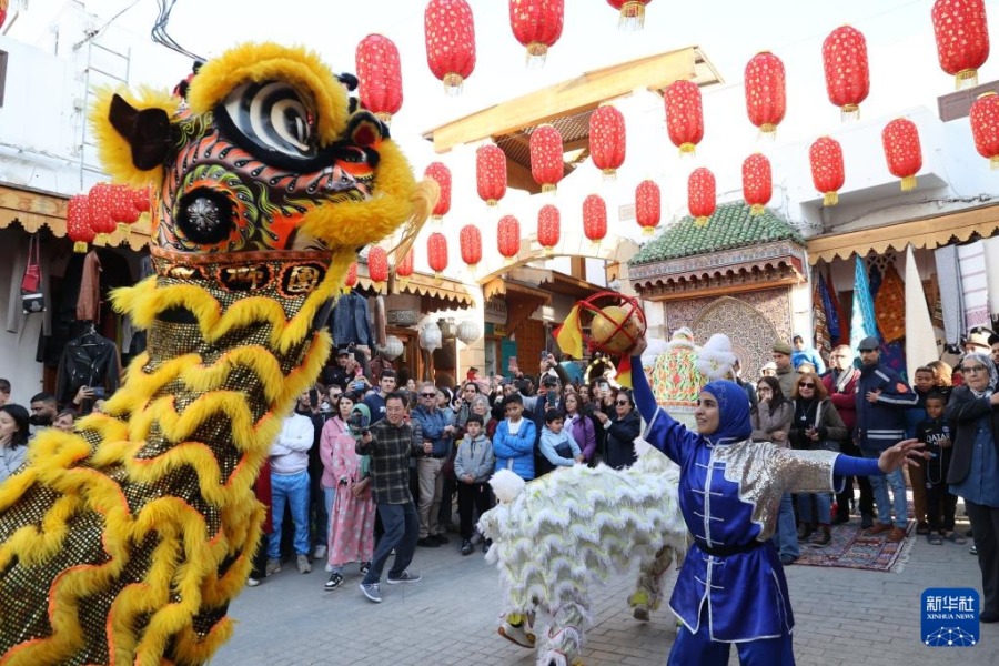 1月22日，人们在摩洛哥首都拉巴特老城里观看舞狮表演。新华社记者 霍晶 摄