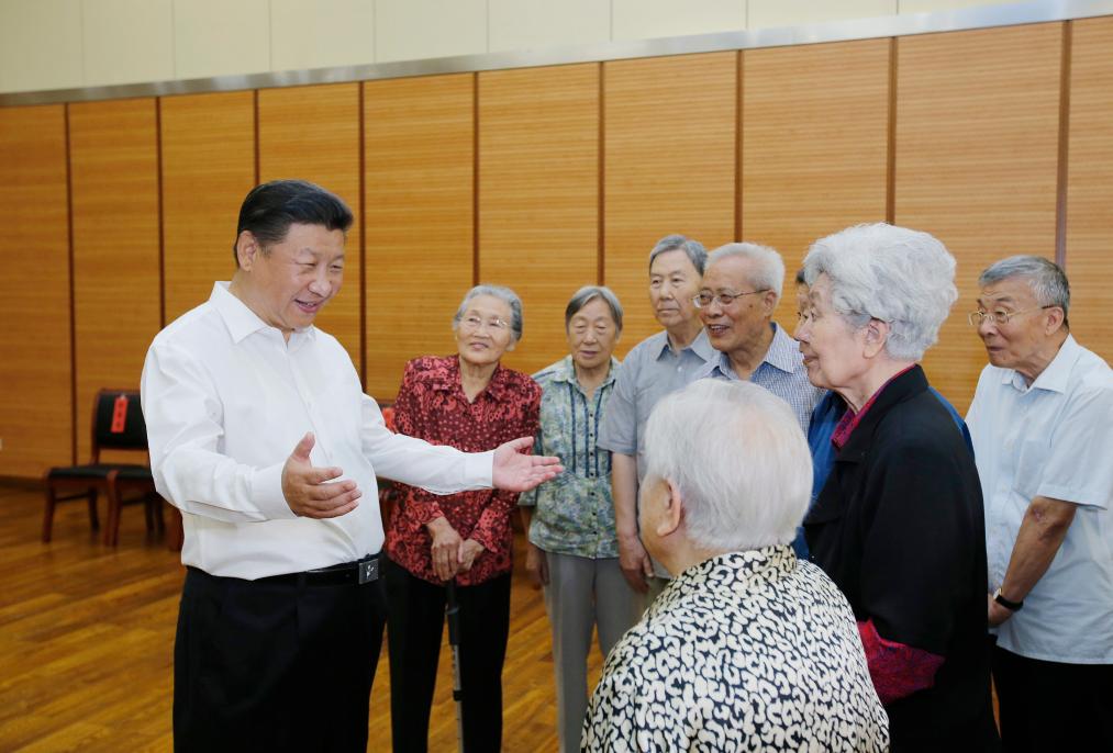 习近平总书记同人民教师在一起