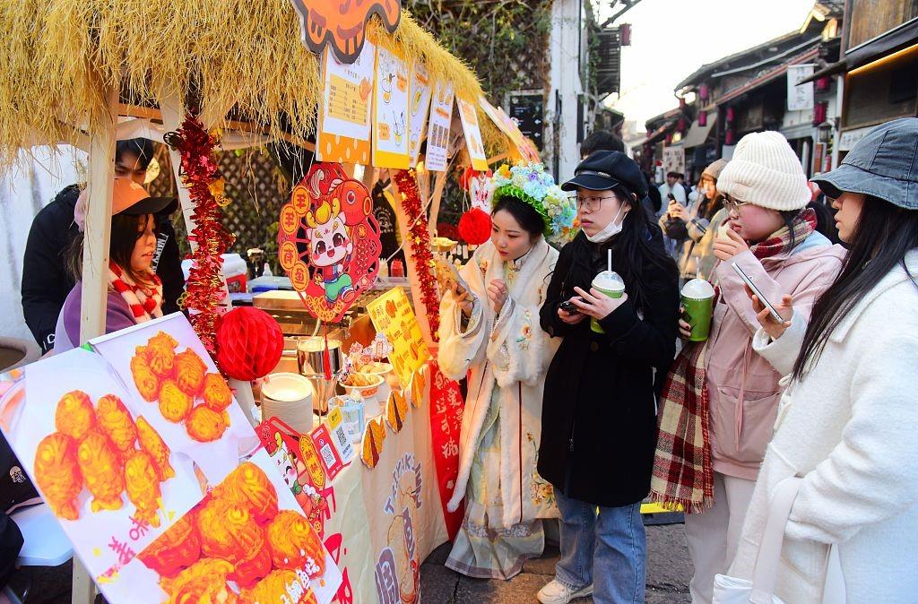 春节消费“上新” 花样年味“翻新”