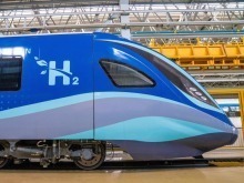 中国自主研制的首列氢能源市域列车成功达速试跑