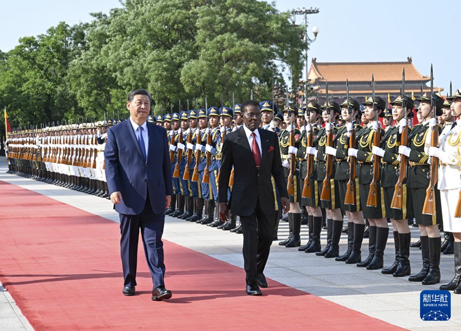 习近平同赤道几内亚总统奥比昂会谈