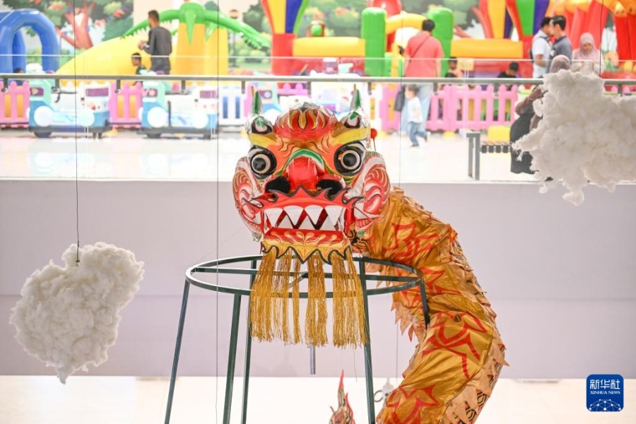 这是1月7日在马来西亚雪兰莪州巴生一家购物中心拍摄的以中国龙为主题的装饰。新华社记者 程一恒 摄