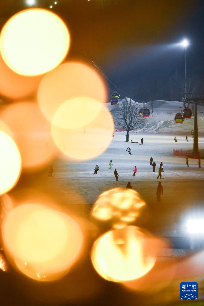 从阿尔卑斯山到长白山：“世界冰雪黄金纬度带”冰雪经济正“火热”