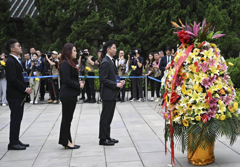 马英九率台湾青年瞻仰黄花岗七十二烈士墓园