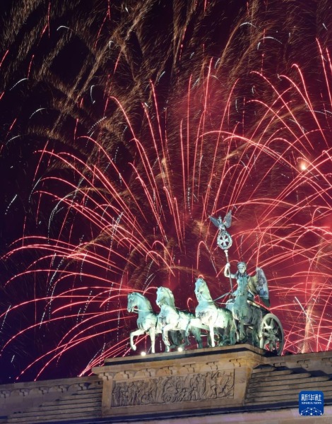 2023年12月31日晚，新年焰火在德国柏林的勃兰登堡门上空绽放。新华社记者 任鹏飞 摄