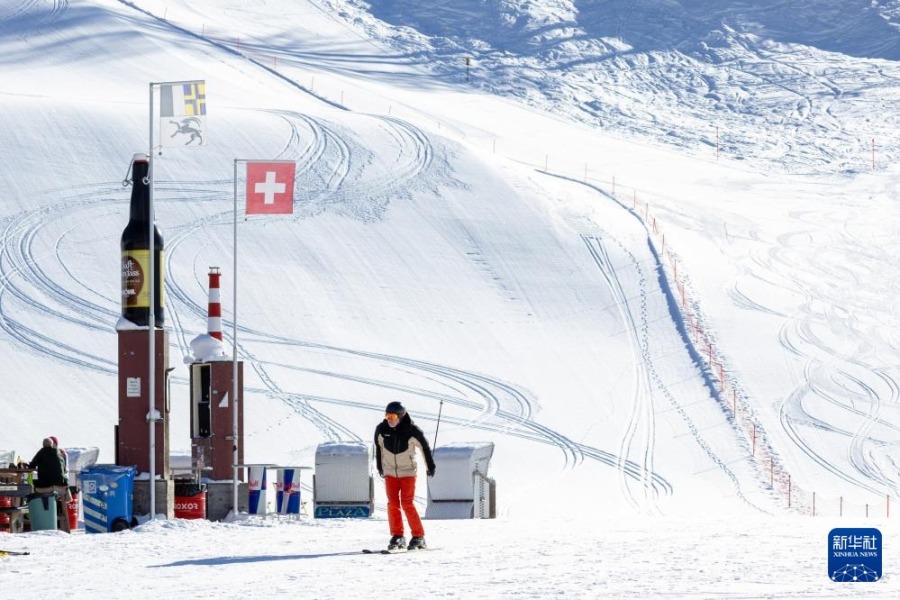 1月16日，一名滑雪爱好者在瑞士达沃斯小镇滑雪。当日，达沃斯雪后初霁，景色怡人。新华社记者 孟鼎博 摄
