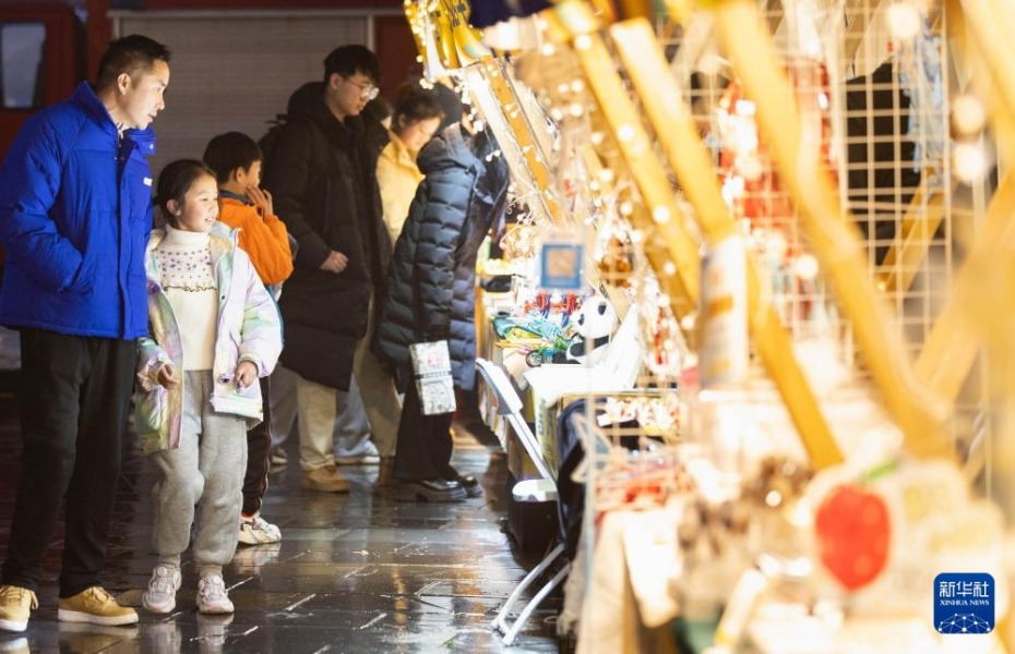 1月1日，游客在成都宽窄巷子购物。新华社记者 江宏景 摄