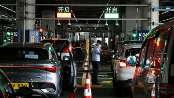 港珠澳大桥车挤车!