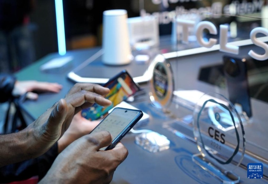 1月11日，参观者在美国拉斯维加斯消费电子展TCL公司展台试用手机。华社记者 吴晓凌 摄