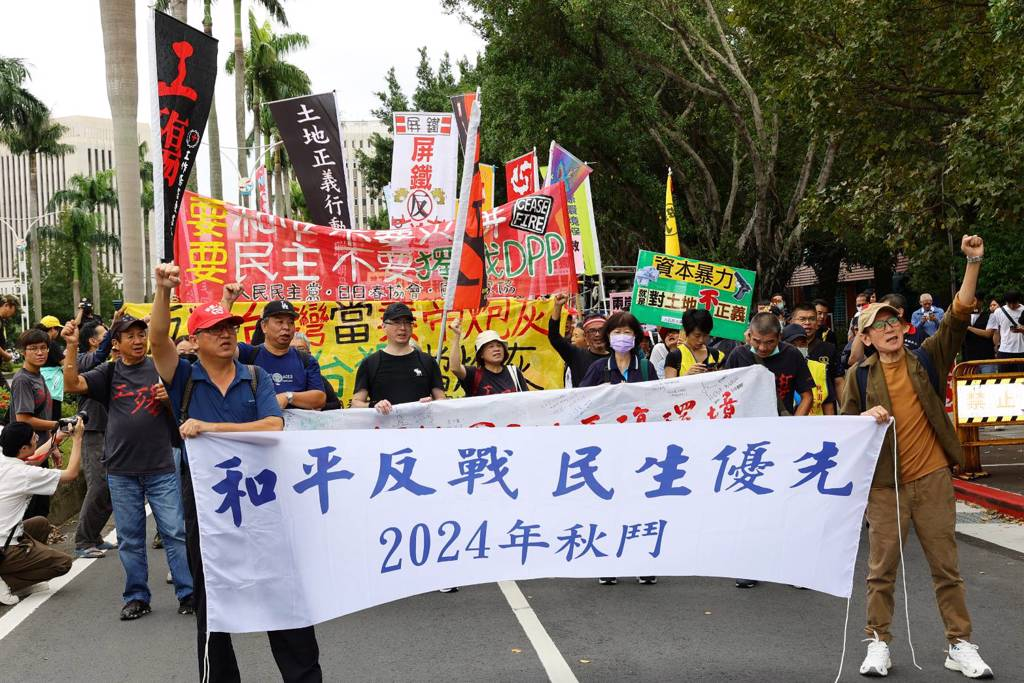 台湾“秋斗”大游行聚焦“和平反战”，民众齐声呼吁：优先民生，加薪不参军