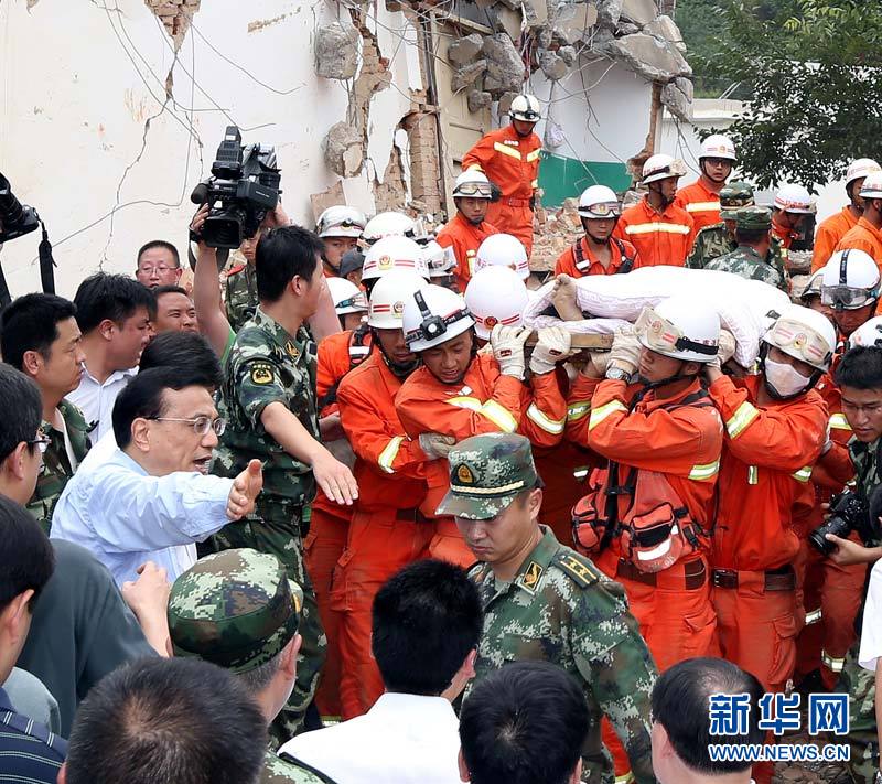 8月4日，受中共中央總書記、國家主席、中央軍委主席習(xí)近平委派，中共中央政治局常委、國務(wù)院總理李克強(qiáng)代表黨中央、國務(wù)院，代表習(xí)近平，飛赴災(zāi)區(qū)，察看災(zāi)情，現(xiàn)場(chǎng)指揮抗震救災(zāi)工作。李克強(qiáng)飛赴地震災(zāi)區(qū)后，乘車趕往此次云南魯?shù)榈卣鸬恼鹬旋堫^山鎮(zhèn)，并徒步5公里多來到震中受災(zāi)最嚴(yán)重的龍泉村，實(shí)地察看災(zāi)情，指揮抗震救災(zāi)工作，看望慰問受災(zāi)群眾。這是李克強(qiáng)與路旁受災(zāi)群眾交談。新華社記者姚大偉攝