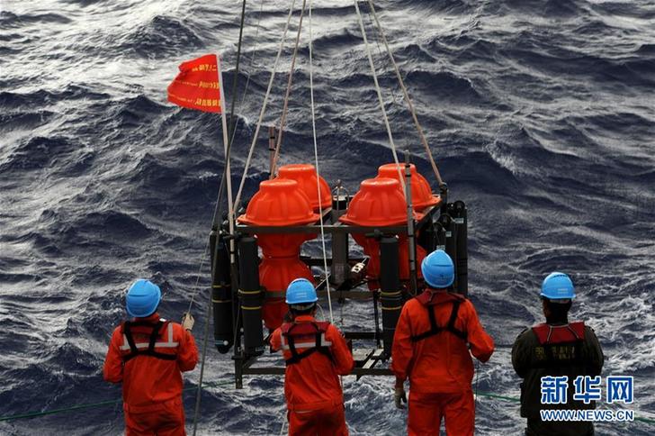 记者手记：在马里亚纳海沟探索海洋最深处的科学奥秘