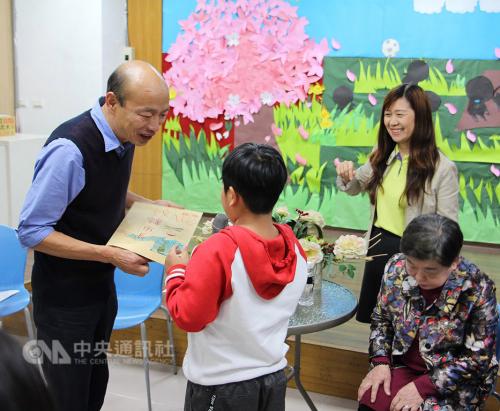 韩国瑜上任满月人气依旧 重视两岸交流令高雄受益