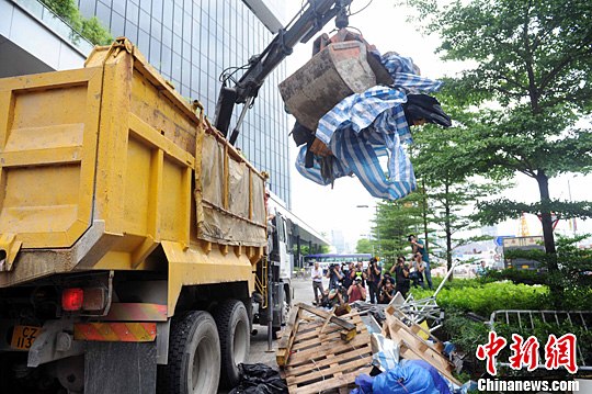 香港特区政府清理立法会外非法“占中”后遗留物品