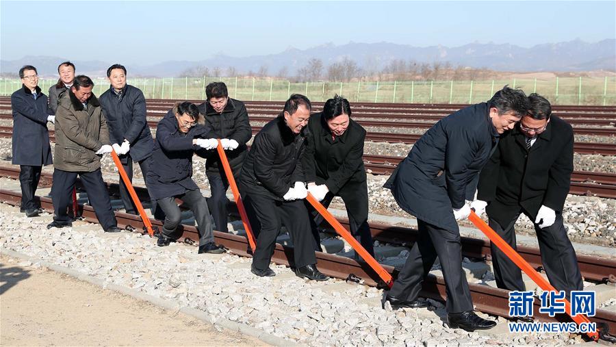 朝韩铁路公路连接动工仪式有助于推动北南关系持续缓和