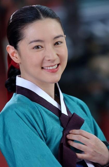 49岁李英爱声援武汉，“冻龄女神”颜值不输17年前大长今