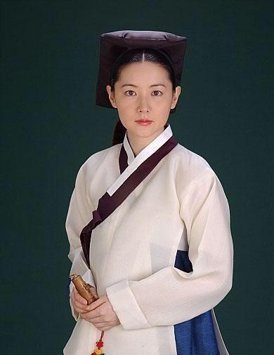 49岁李英爱声援武汉，“冻龄女神”颜值不输17年前大长今