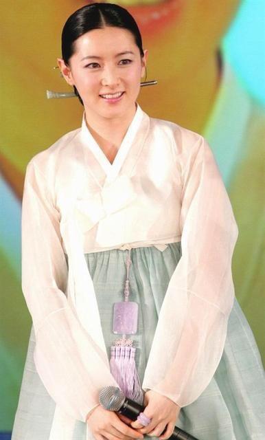 49岁李英爱声援武汉，“冻龄女神”颜值不输17年前大长今