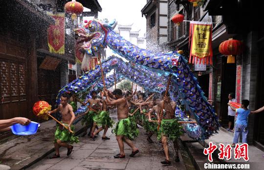 海外华媒高层重庆游古城：“中国才有的古时味道”